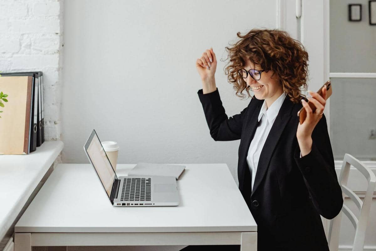 wanita gembira melihat layar laptop (pexels/Photo By: Kaboompics.com)