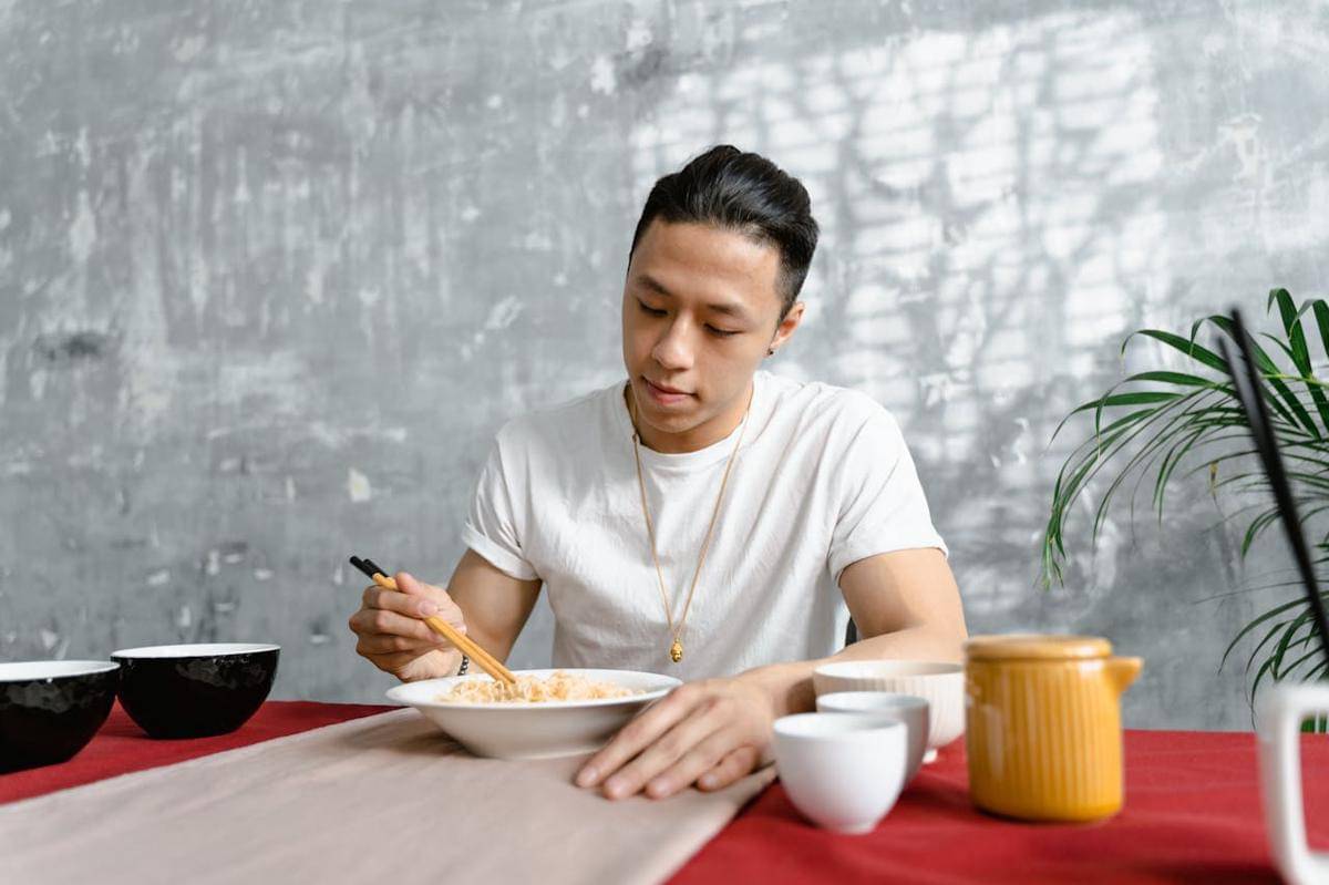 ilustrasi makan (pexels.com/MART PRODUCTION)