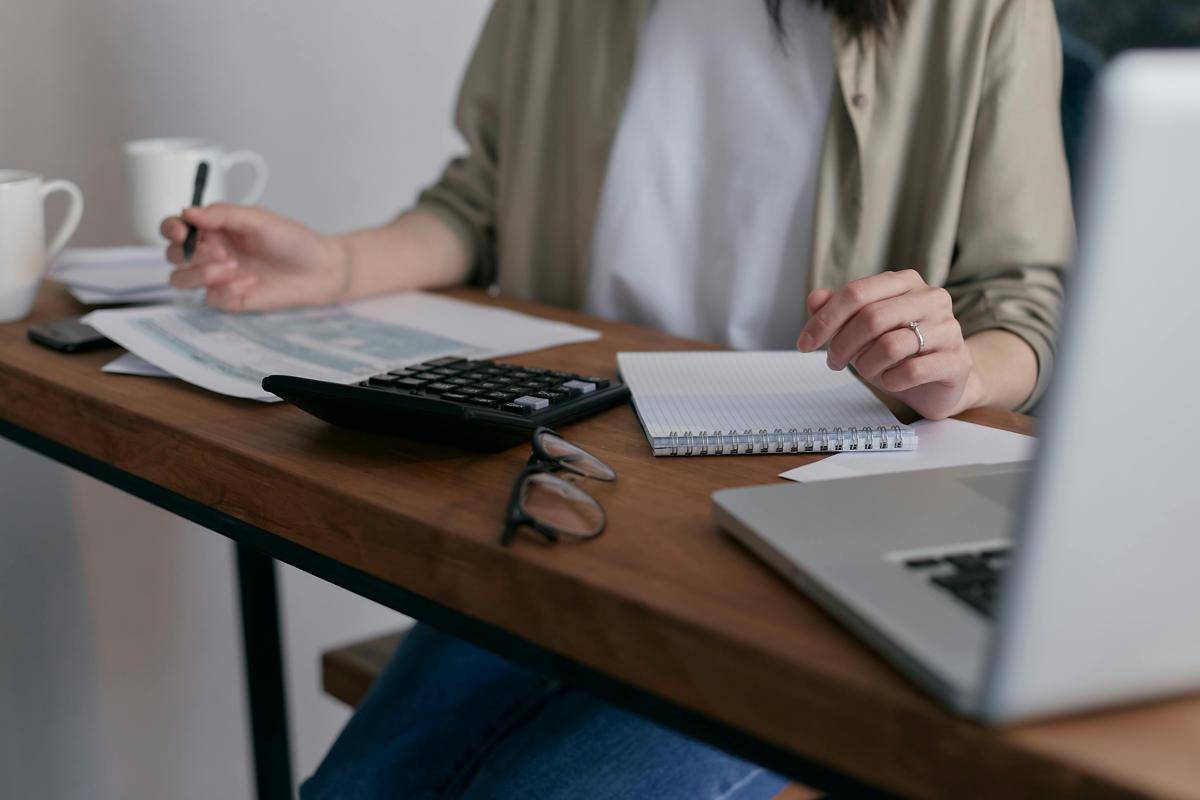 https://www.pexels.com/photo/couple-people-woman-desk-6963857/