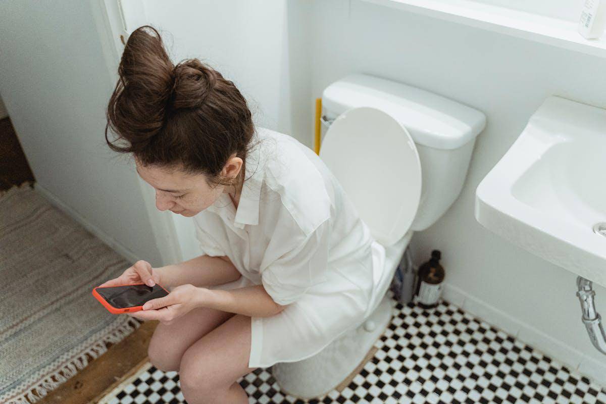 ilustrasi buang air kecil di toilet (pexels.com/Miriam Alonso)