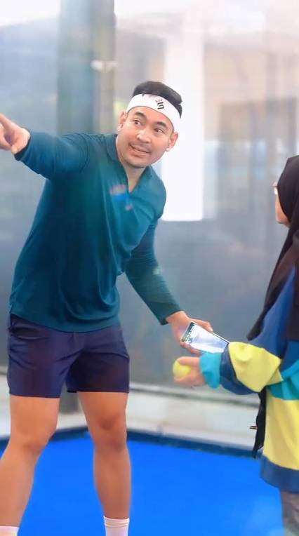 Robby Purba ajarkan ibu main padel
