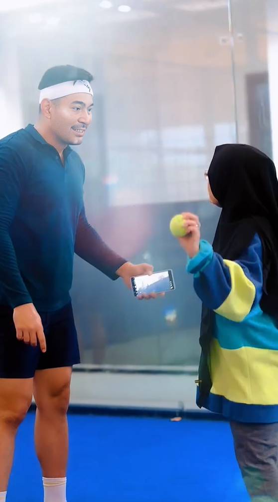 Robby Purba ajarkan ibu main padel