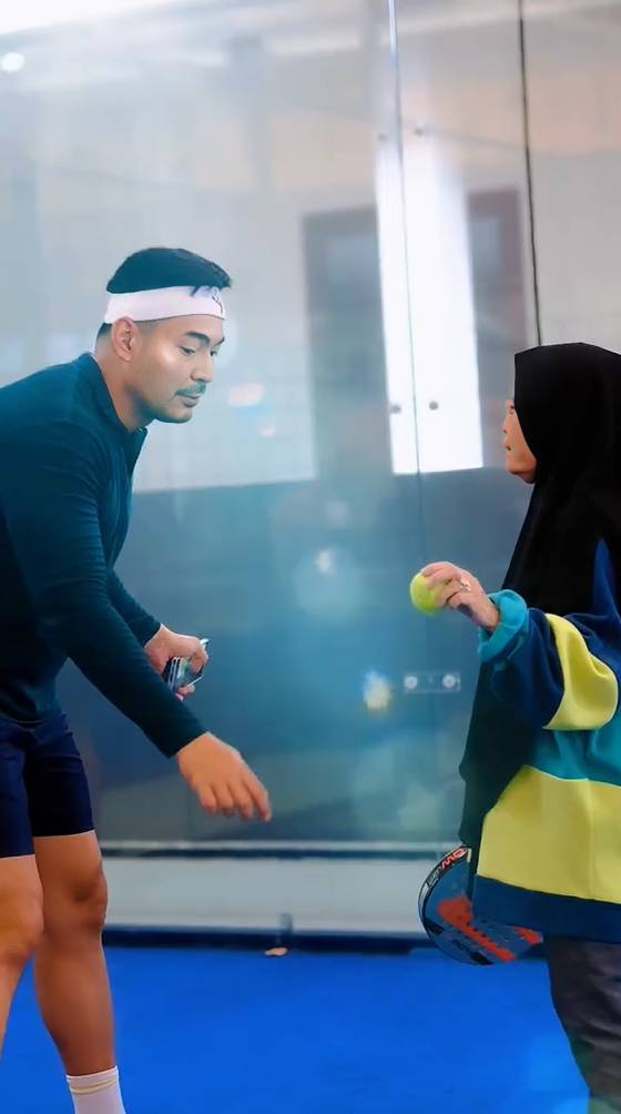 Robby Purba ajarkan ibu main padel