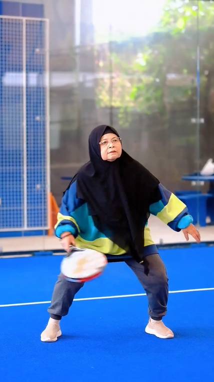 Robby Purba ajarkan ibu main padel