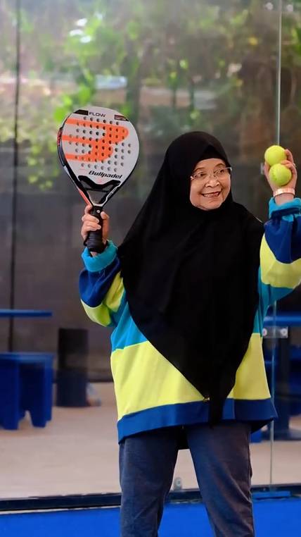 Robby Purba ajarkan ibu main padel