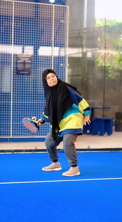 Robby Purba ajarkan ibu main padel