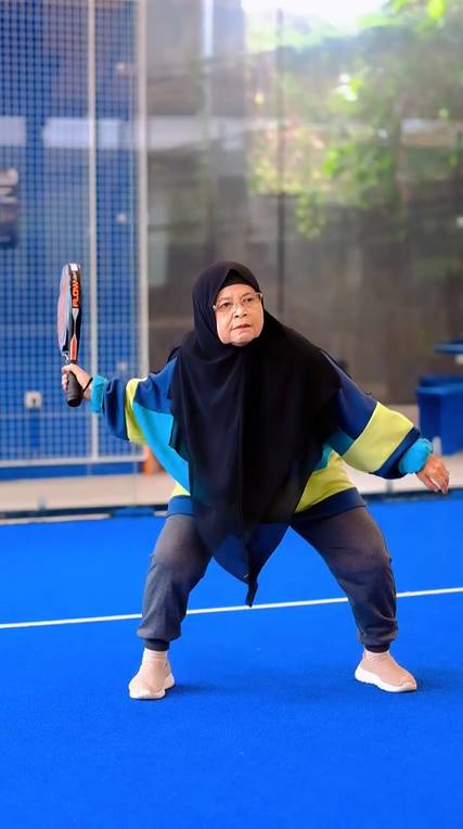Robby Purba ajarkan ibu main padel