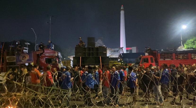 Demo ODOL di Depan Kantor Gubernur Jatim Lanjut hingga Malam