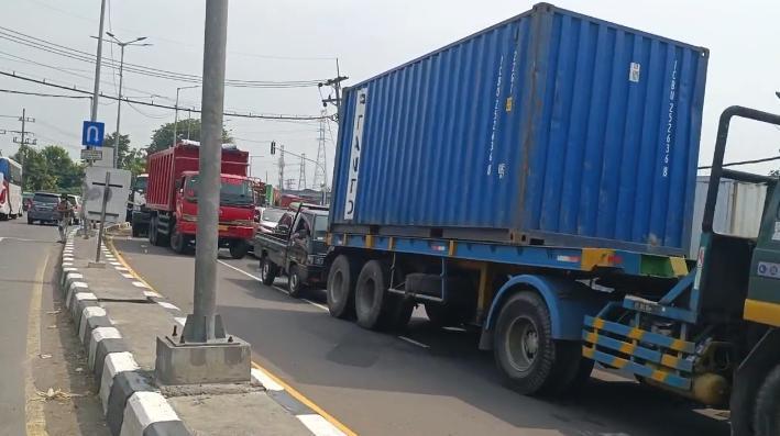 Lalu Lintas Arah Surabaya Macet, Imbas Ratusan Sopir Truk ODOL Demo 