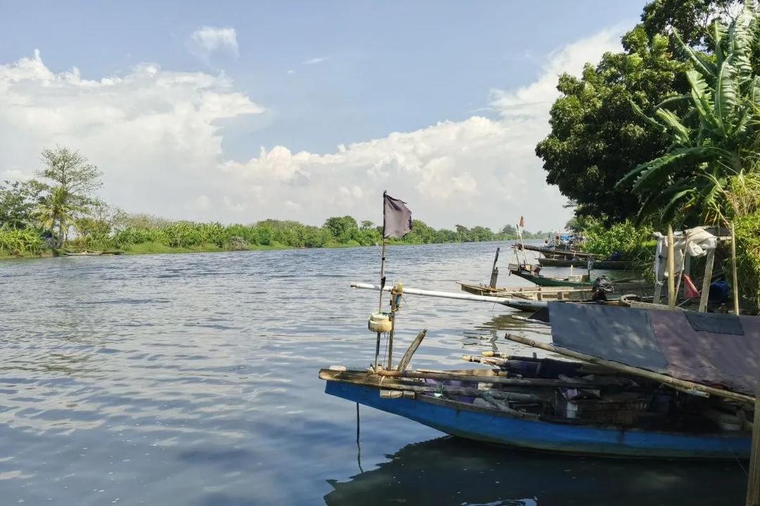 Kondisi Sungai Ciujung yang menghitam (ANTARA/Desi Purnama Sari)