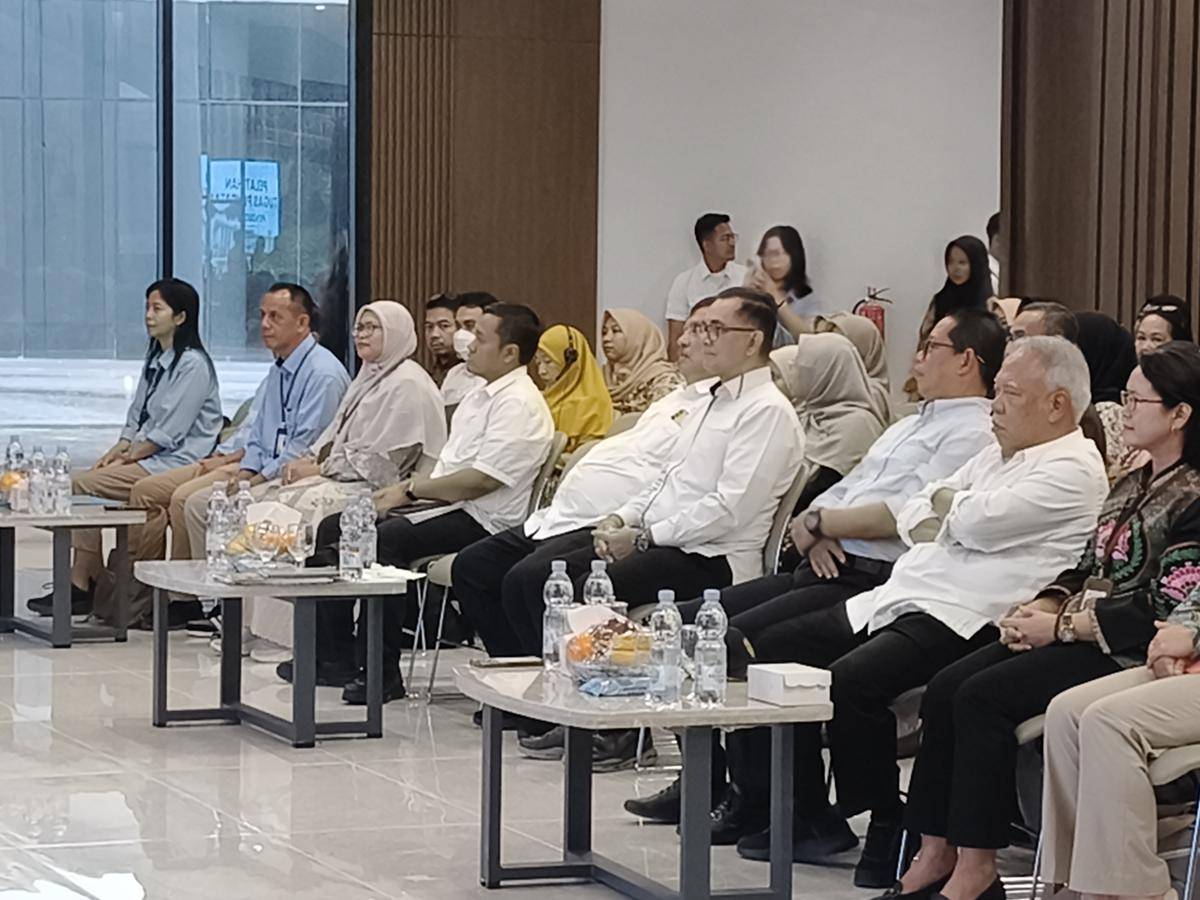 Kepala OIKN, Besuki Hadimuljono dan pejabat OIKn saat pembukaan pelatihan petugas pendataan kependudukan IKN (IDN Times/Ervan)