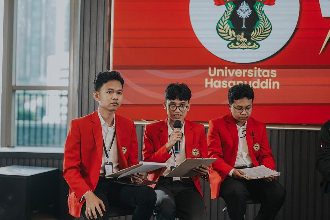 Tim Unhas saat tampil di final Liga Debat Mahasiswa IDN Times 2025, Selasa (17/6/2025). IDN Times/Herka