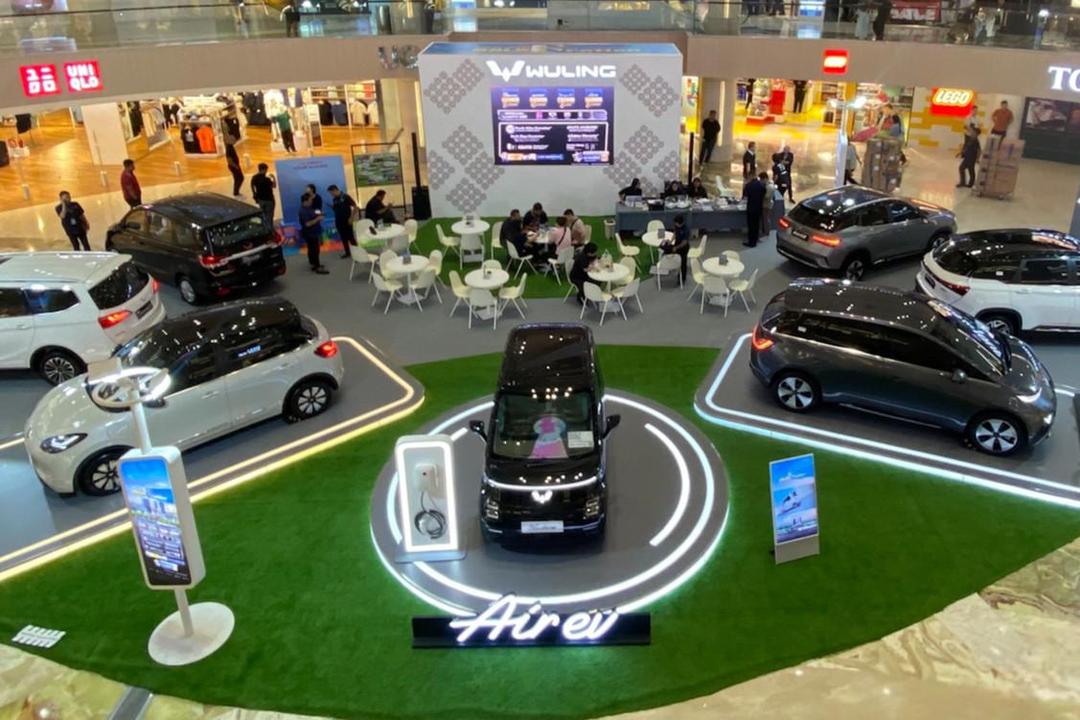 Bagi konsumen yang membeli Wuling EV ABC Stories, bisa mendapatkan gratis biaya jasa dan suku cadang hingga 15,5 tahun atau 155.000 km, serta perangkat charging 7kW AC secara gratis plus gratis asuransi.jpg