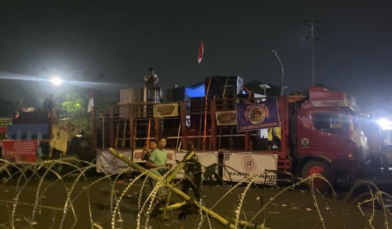 Massa Demo ODOL di Surabaya Masih Bertahan, Jalan Pahlawan Diblokade