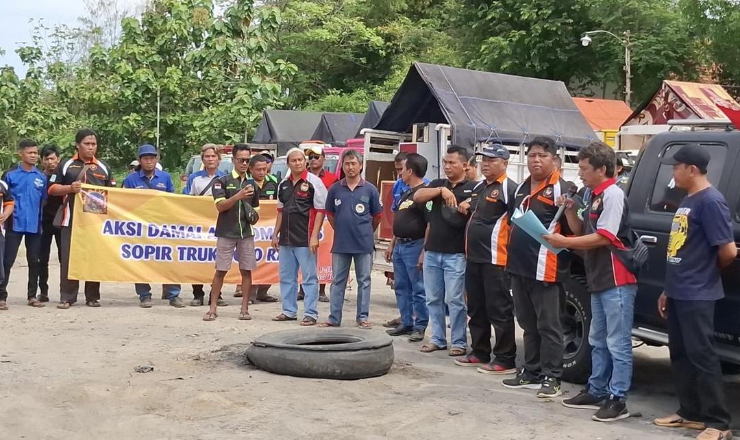 Demo ODOL, Sopir Truk Blokir Jalan Ringroad Karanganyar