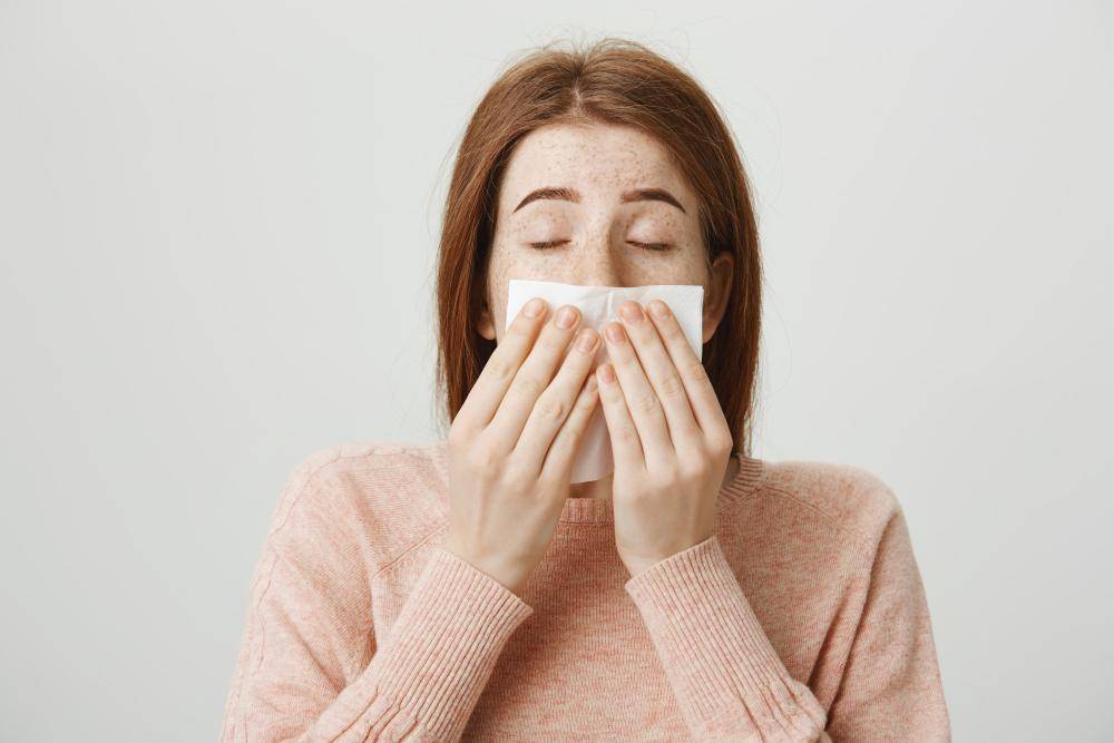 ilustrasi seseorang terkena sinusitis (freepik.com/cookie_studio)