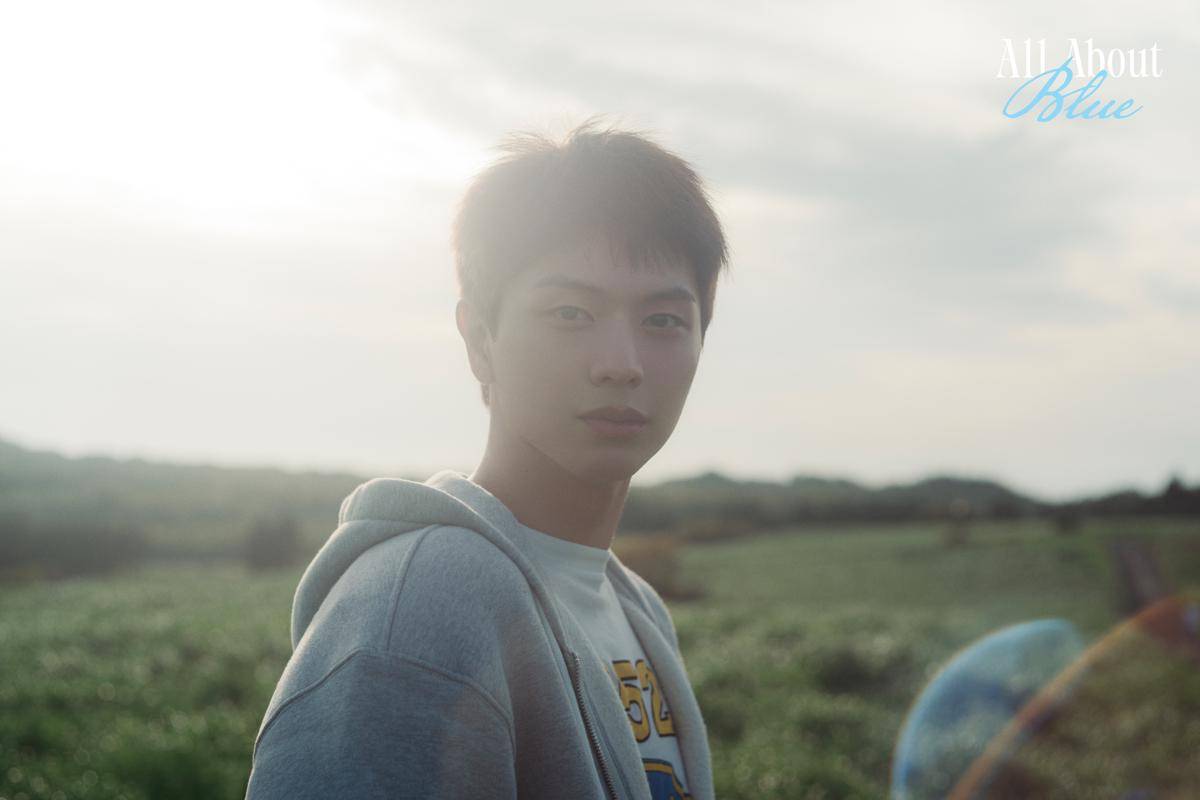 potret Sungjae BTOB di Mini Album All About Blue (x.com/YookSJ_official)