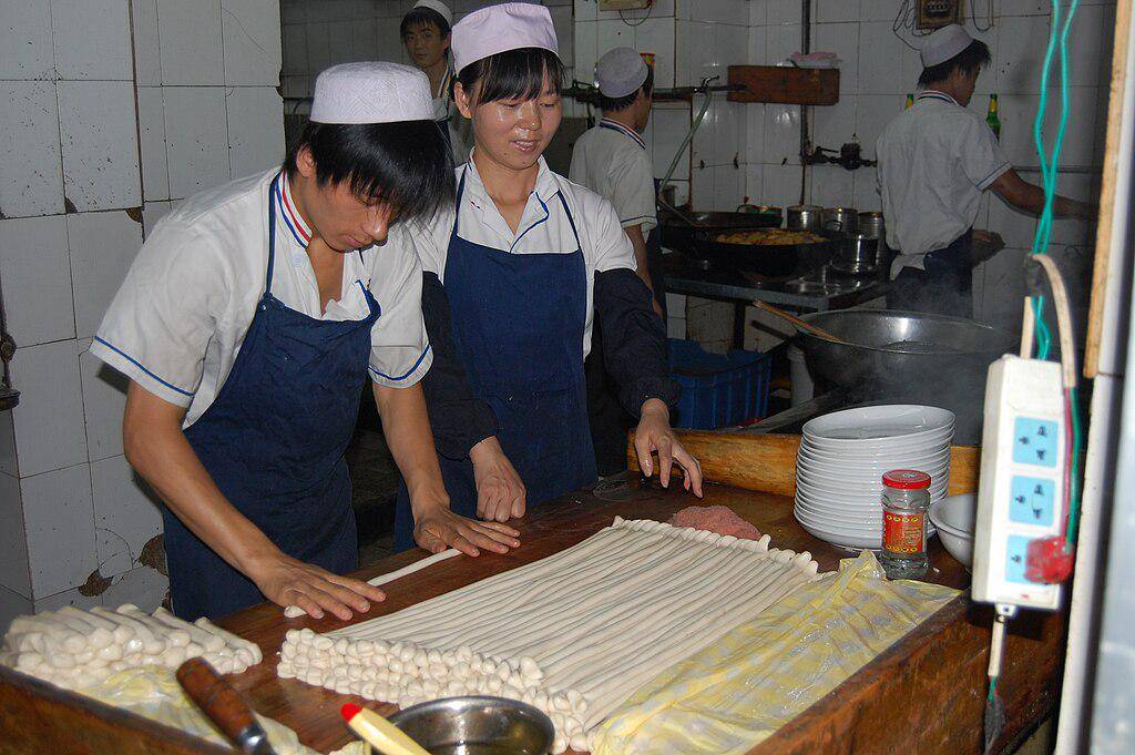 ilustrasi pelayan di restoran halal China (commons.wikimedia.org/Sigismund von Dobschütz)