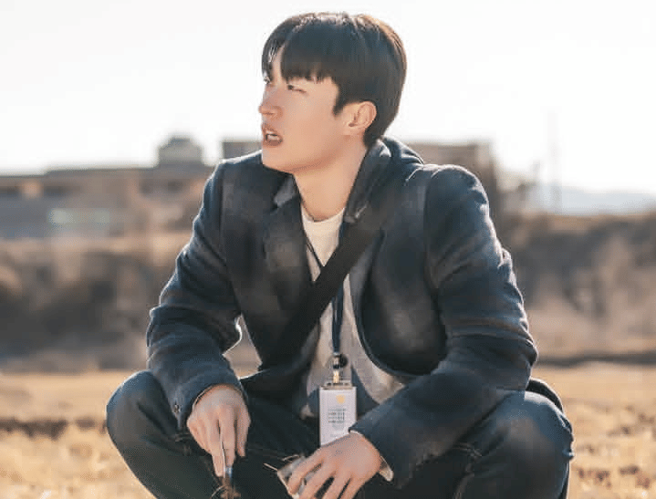 still cut drakor Hunter with a Scalpel (instagram.com/xplusu.series)