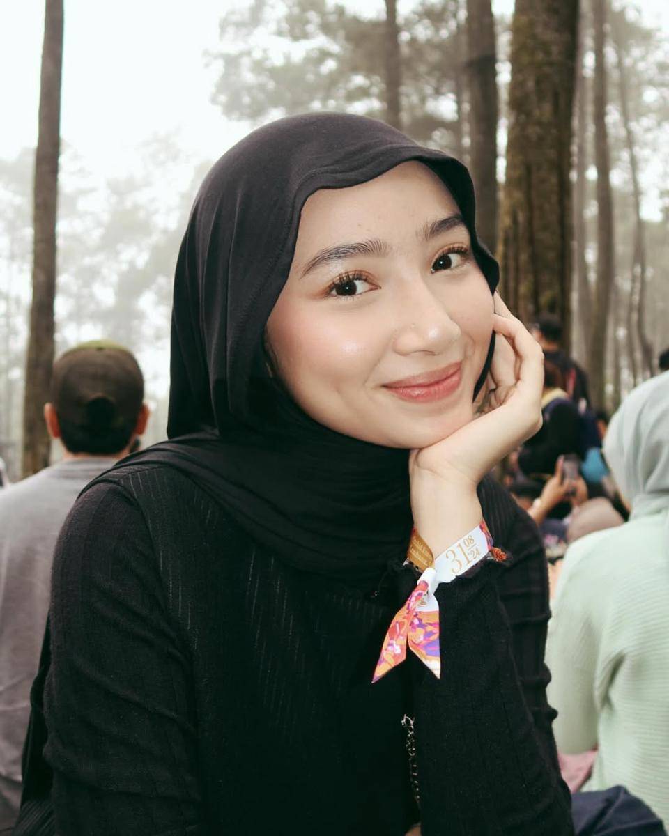 Gaya makeup Ansellma Putri (instagram.com/ansellmaputri)
