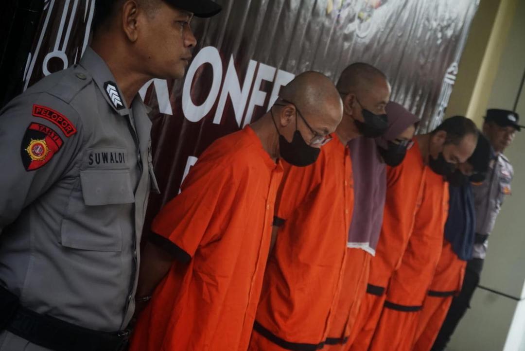 Tersangka kasus dugaan praktik mafia tanah yang menimpa Mbah Tupon.jpeg