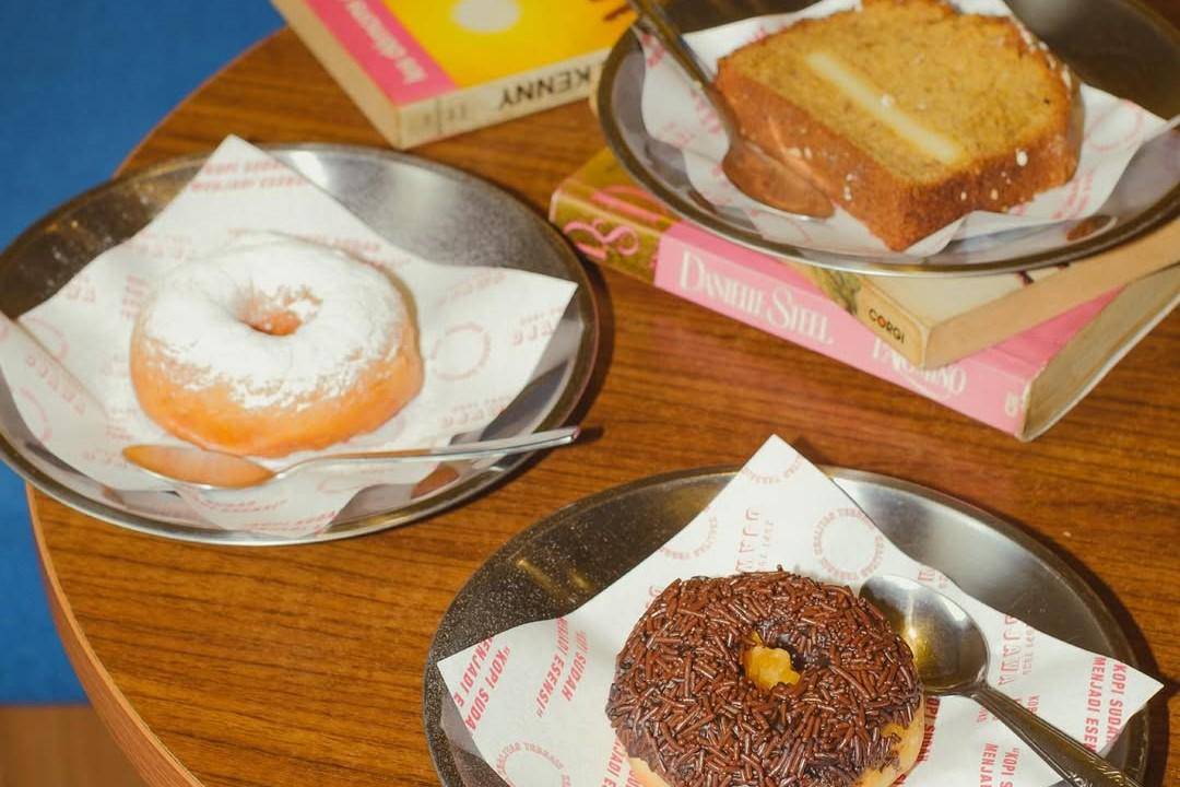 Potret menu kue-kue, Kopi Toko Djawa 
