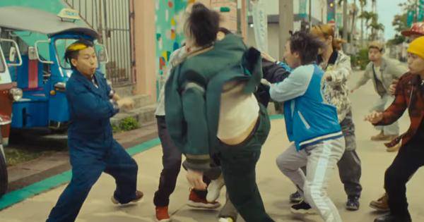Sakurai menyerang para berandalan lain - Wind Breaker Live Action