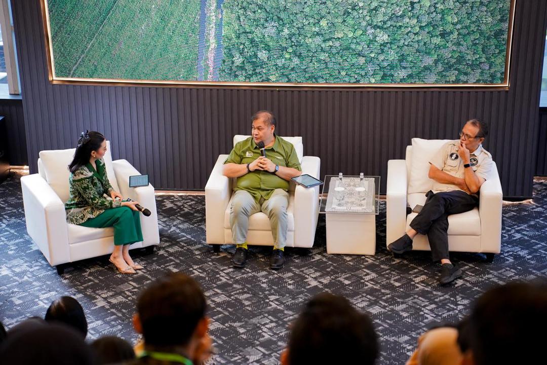 Sesi panel “The Importance of Collaboration in Conserving the Ecosystem and Biodiversity” di acara Youth Conservation Competition yang diselenggarakan IDN Times bersama APRIL Group