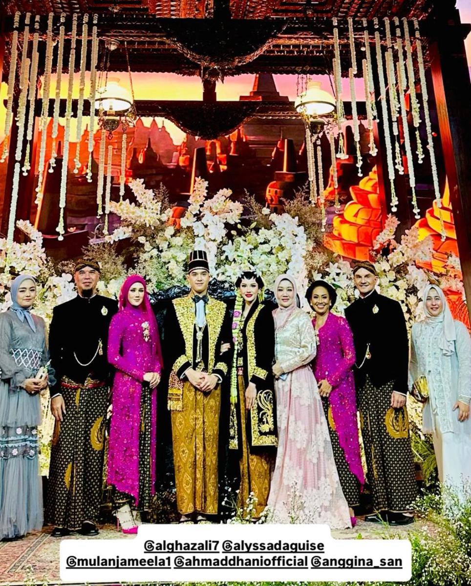 Mulan Jameela dampingi Ahmad Dhani di pelaminan ngunduh mantu Al Ghazali dan Alyssa (instagram.com/Ataliapr