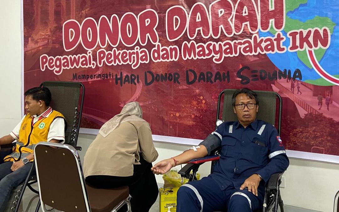 Pekerja pembangunan konstruksi IKN mendonorkan darahnya (IDN Times/Ervan)