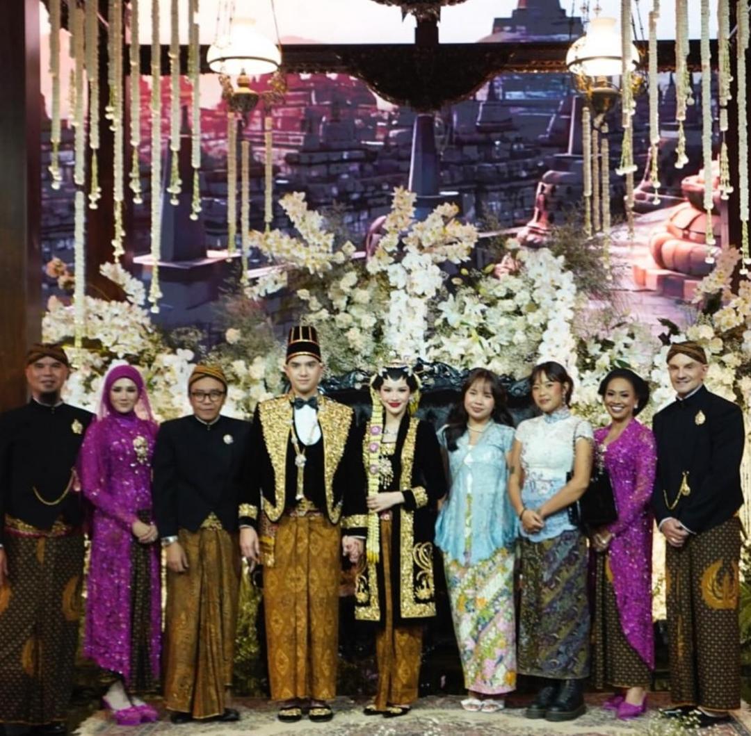 Mulan Jameela dampingi Ahmad Dhani di pelaminan ngunduh mantu Al Ghazali dan Alyssa (instagram.com/ari_lasso