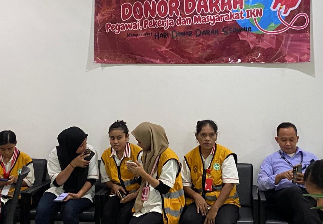 Pegawai IKN antri mendonorkan darahnya (IDN Times/Ervan)