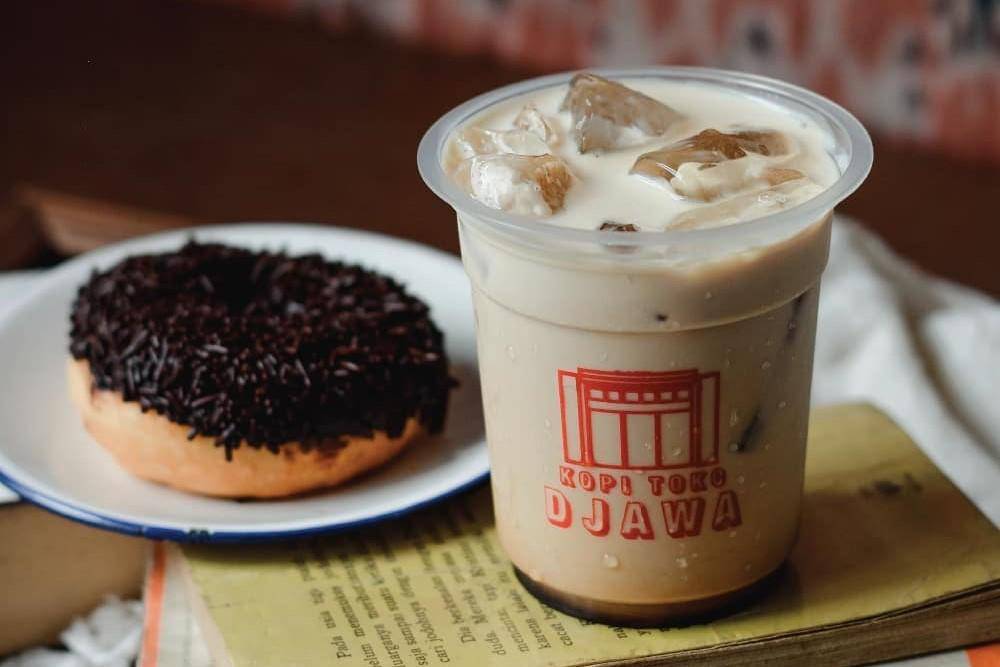 Potret menu Es Kopi Toko Djiwa dan Donat 