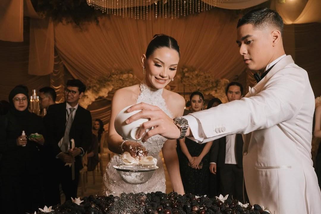 Potret kue pernikahan Al Ghazali dan Alyssa Daguise (instagram.com/alyssadaguise)