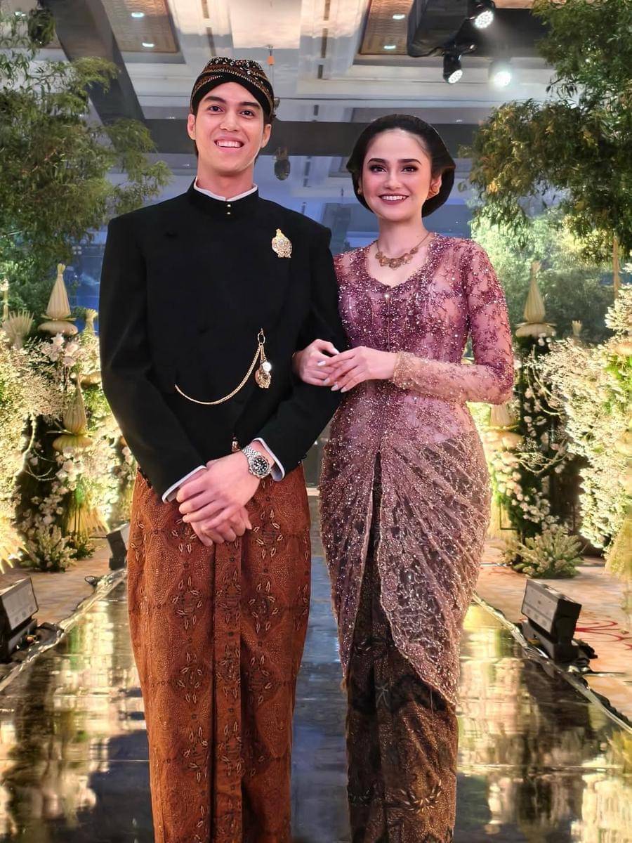 Attending%20%23thealswedding%20ngunduh%20mantu%2C%20%40syifahadju%20wrapped%20in%20costume%20made%20%40fadlan_indonesia%20%40brideseries%20%20and%20%40subengklasik%20make%20up%20by%20%40danybarca22%20nails%20%40linneabeautybar_id%20fabric%20%40fab….jpg