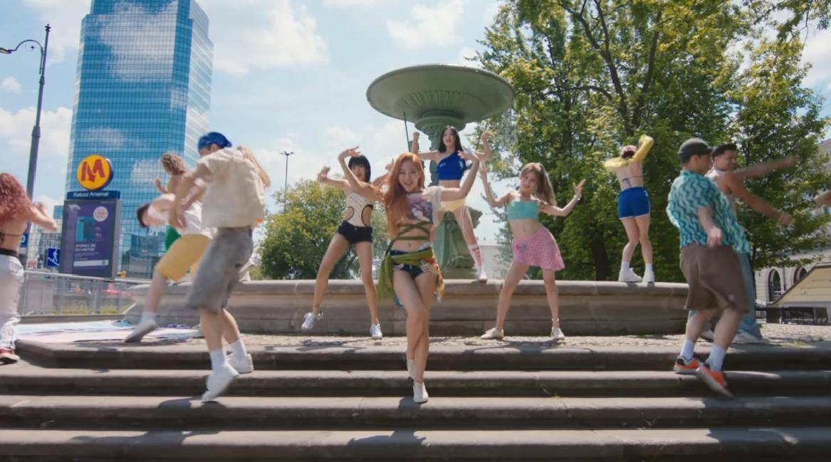koreografi KISS OF LIFE dalam MV "Sticky" (youtube.com/KISS OF LIFE)