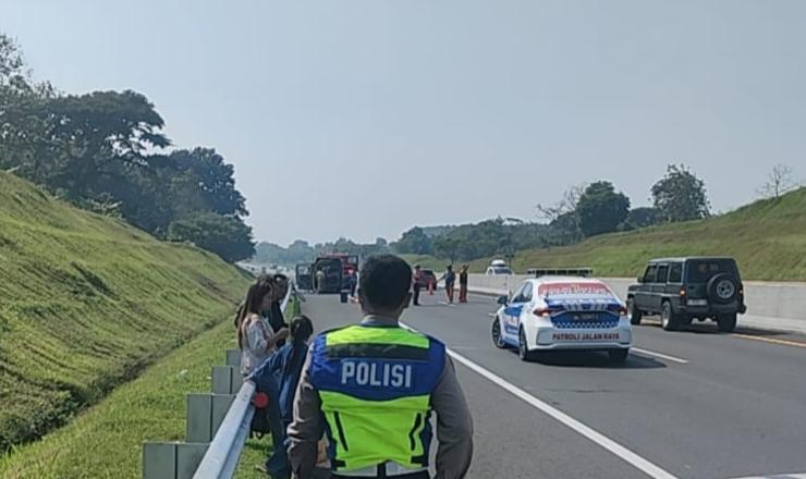 Elf Terbakar di Tol Solo-Kertosono, Diduga Gegara Charger HP Meledak