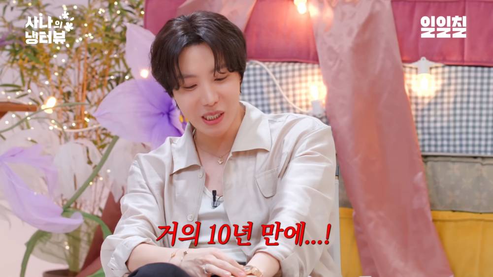potret J-Hope BTS di acara Sana's Fridge Interview 
