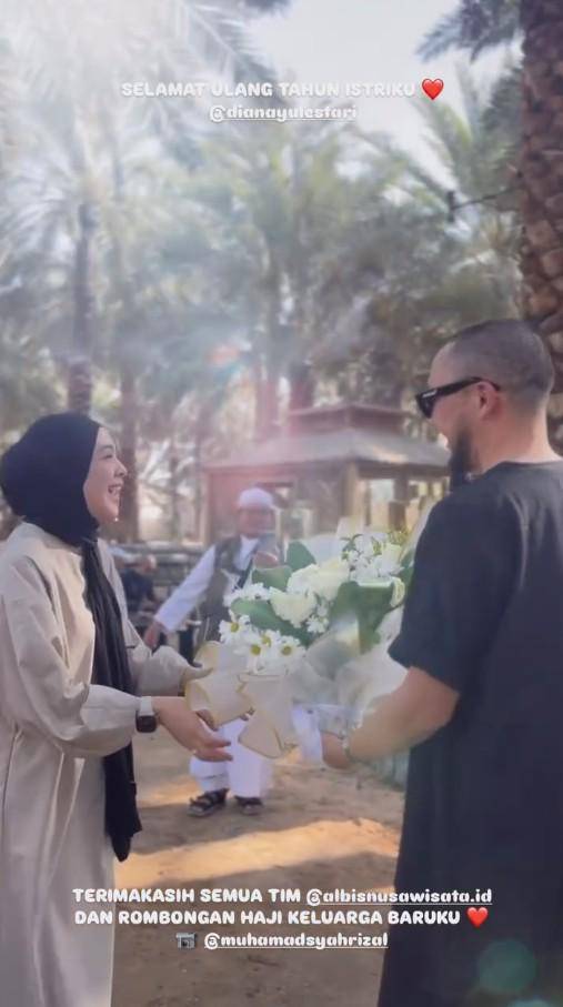 Ultah ke-39 Dian Ayu Bersama Rombongan Haji (Instagram.com/omeshomesh)