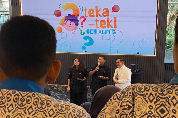 (Kiri ke kanan) Jurnalis IDN Times Lia Hutasoit, Ridwan Aji Pitoko, Gubernur DKI Jakarta Pramono Anung dalam acara final Teka-Teki Gen Alpha di IDN Times Jakarta pada Jumat 20 Juni 2025 (dok. Pribadi/Tamisha Ulfahira Al Amri)