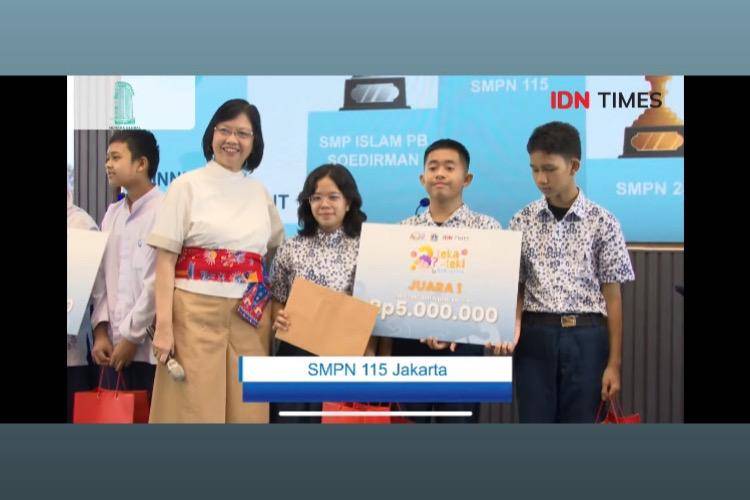 Potret Pemimpin Redaksi IDN Times Uni Lubis Memberikan Hadiah Rp 5.000.000 kepada pemenang juara 1 SMPN 115 Jakarta dalam acara final Teka-Teki Gen Alpha yang diadakan di IDN Times pada Jumat 20 Juni 2025 (dok. YouTube/IDN Times)