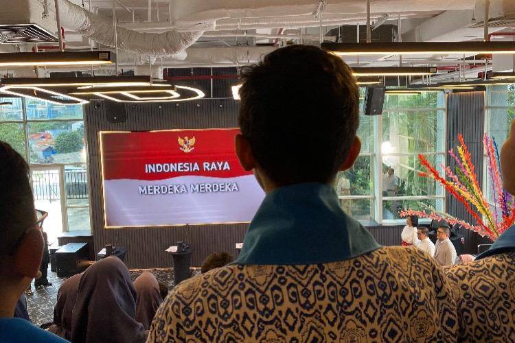 Para hadirin acara final Teka-Teki Gen Alpha menyanyikan lagu Indonesia Raya di IDN Times pada Jumat 20 Juni 2025 (dok. Pribadi/Tamisha Ulfahira Al Amri)