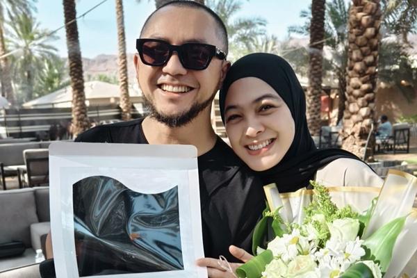 Potret Dian Ayu Dapat Kejutan Ultah Ke-39 dari Suami dan Rombongan Haji