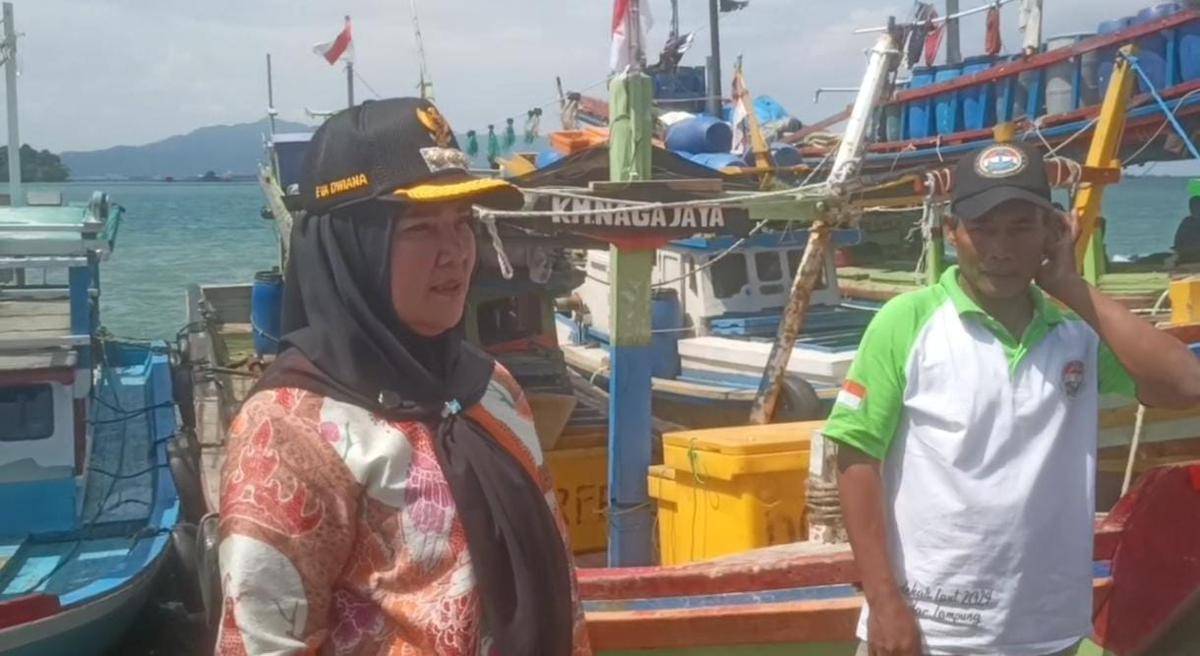 Walikota Bandar Lampung, Eva Dwiana saat meninjau pelabuhan di Lempasing. (IDN Times/Muhaimin)