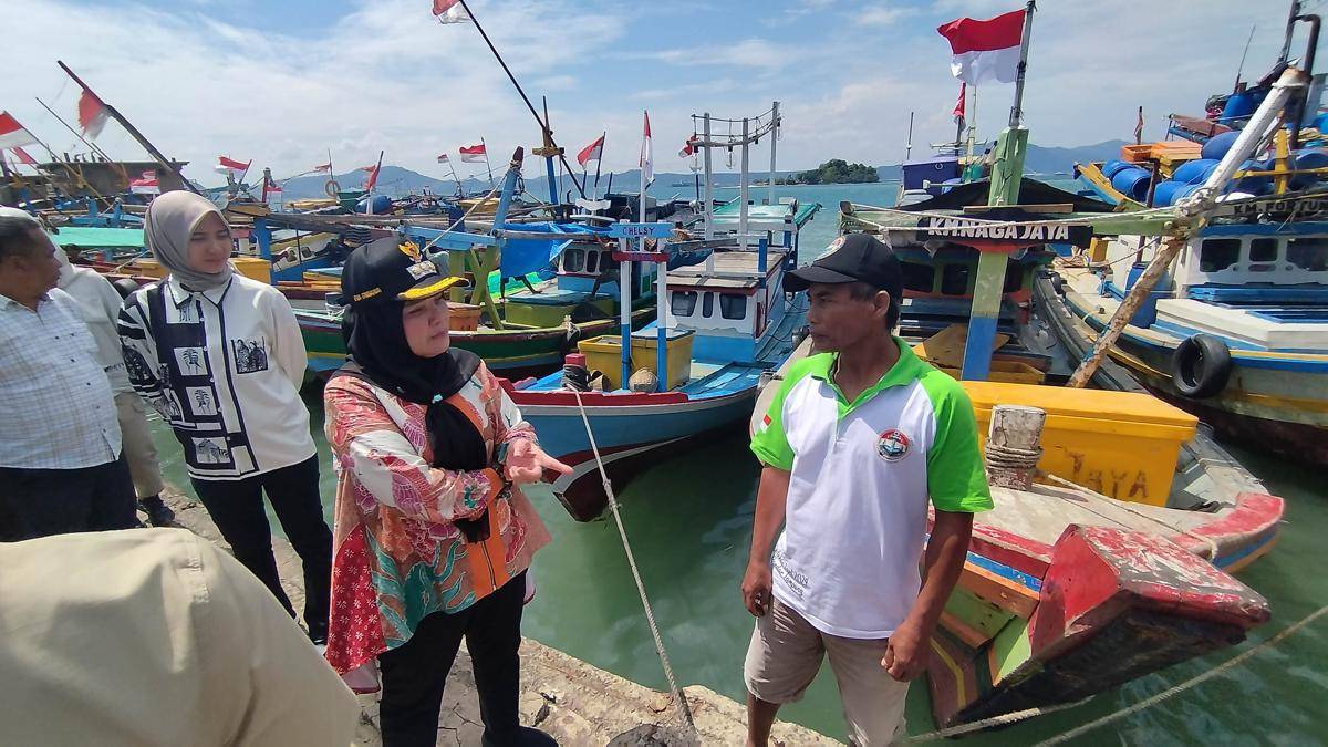 Walikota Bandar Lampung, Eva Dwiana saat meninjau pelabuhan di Lempasing. (IDN Times/Muhaimin)