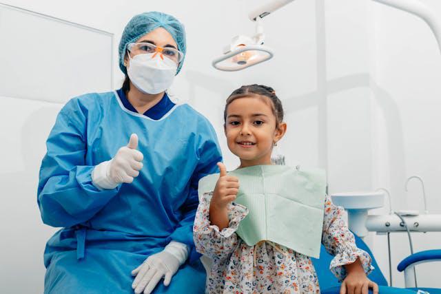 6 Strategi Bikin Anak gak Takut ke Dokter Gigi