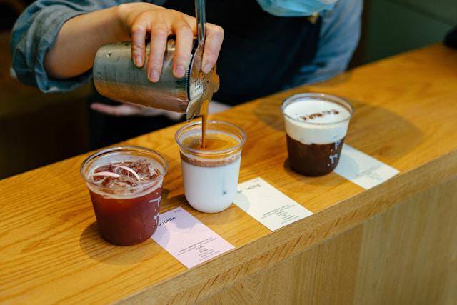 ilustrasi minuman di kafe 