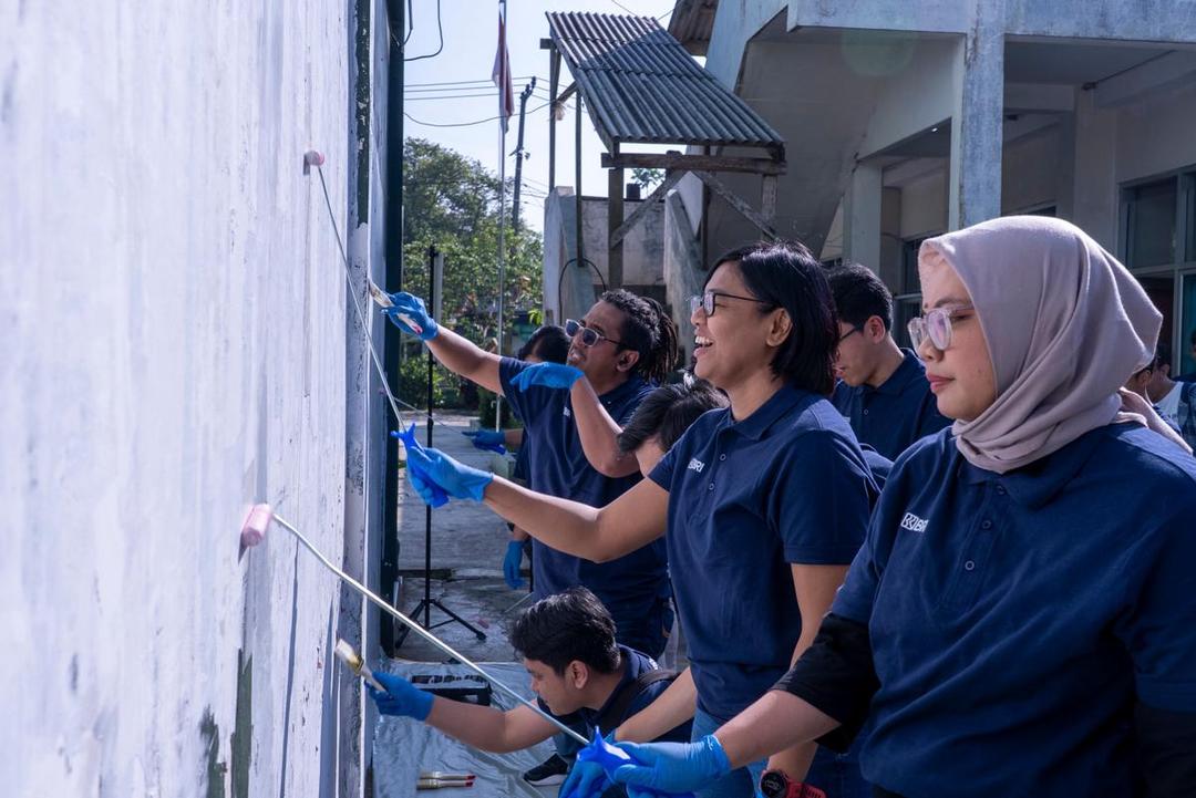 BRI bersama Jurnalis mempercantik bangunan SD 