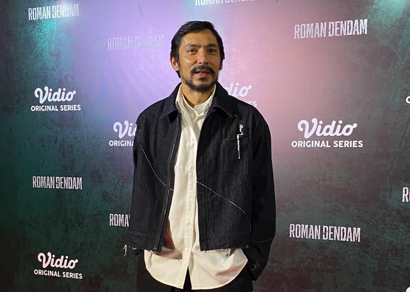 Abimana Aryasatya Sajikan Action Beda di Roman Dendam, Banyak Senjata!