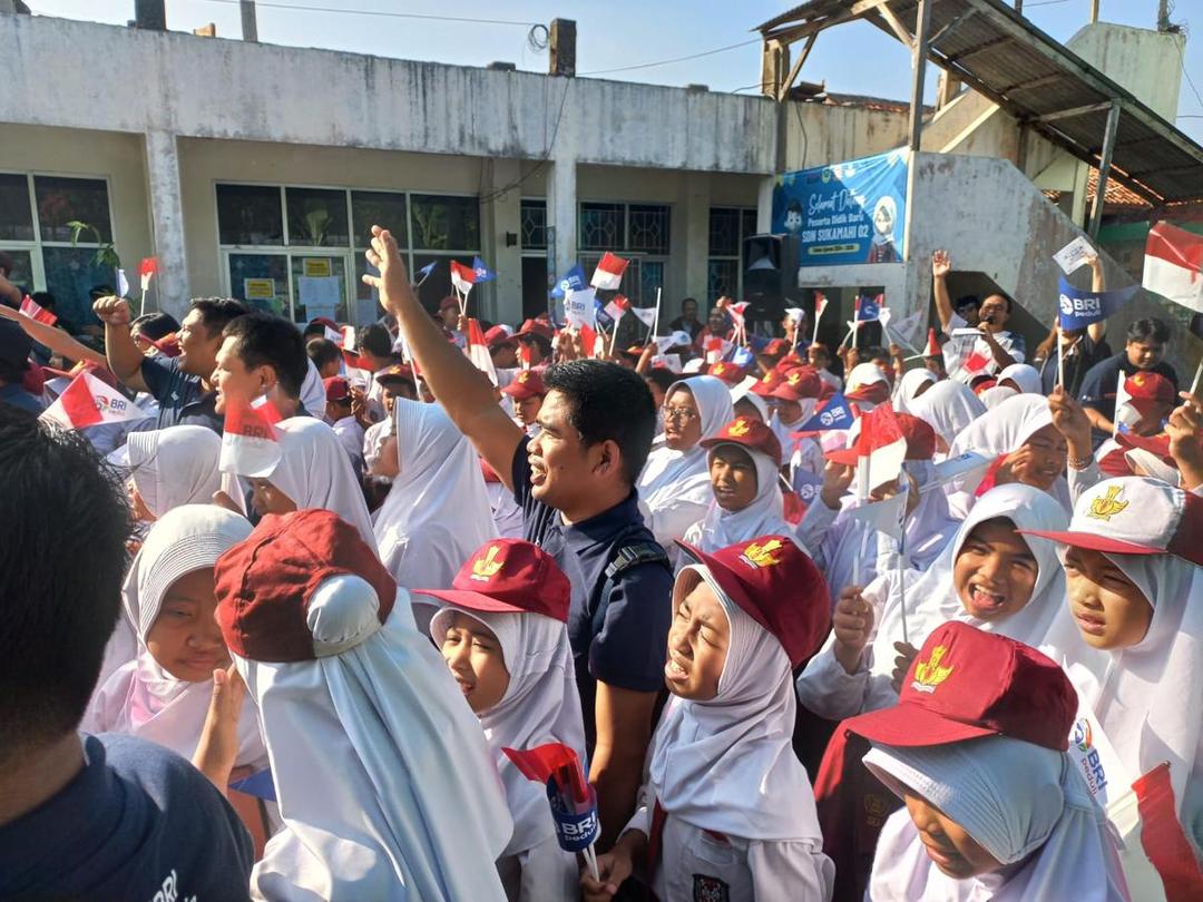 Jurnalis penerima BRI Journalism Fellowship di tengah-tengah siswa  SD Negeri Sukamahi 02, Kecamatan Megamendung, Kabupaten Bogor, Jawa Barat 